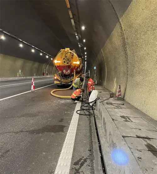 荔湾隧道排水渠清淤